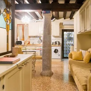 historical-flat-with-private-courtyard.hotelslidodijesolo.com/